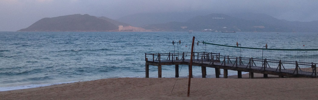 Blick auf Meer mit Brücke